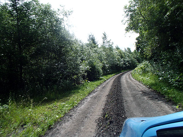 この道を整地する大型車両と遭遇した後に残されていたのはとんでもなく盛り上がった砂利の山